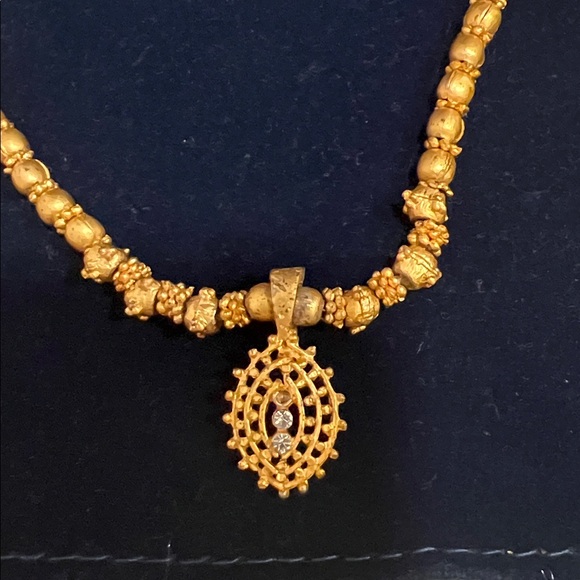 Elegant Gold Beaded Necklace with Pendant - Picture 2 of 3